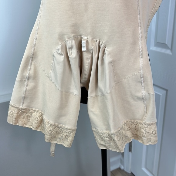 Tan color bodysuit undergarment SHAPEWEAR size M - Picture 2 of 6
